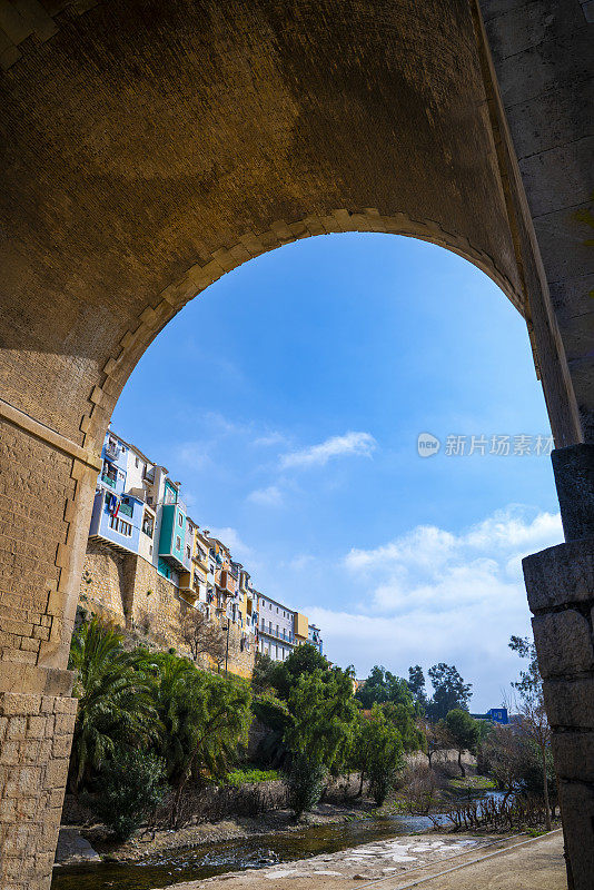 西班牙阿利坎特的Villajoyosa La Vila Joiosa河墙五颜六色的立面